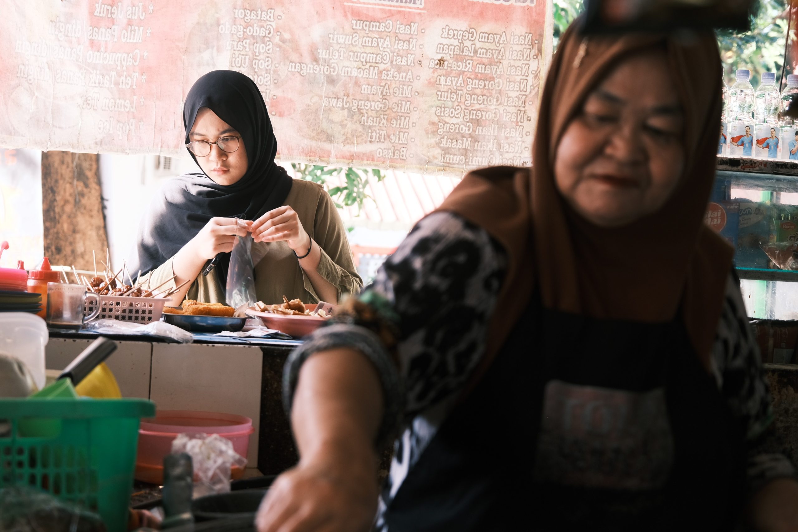 Mahasiswa yang datang berbelanja di lapak Mace Halifah