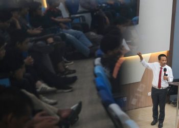 Prof Sukardi saat memaparkan pendapatnya dalam Dialog Terbuka Carek 2026–2030 di Arsjad Rasjid Lecture Theatre, Kamis (18/12). Foto: IDENTITAS/Adrian