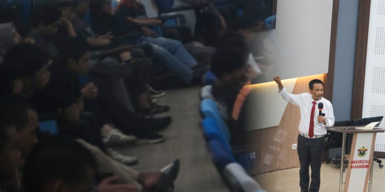 Prof Sukardi saat memaparkan pendapatnya dalam Dialog Terbuka Carek 2026–2030 di Arsjad Rasjid Lecture Theatre, Kamis (18/12). Foto: IDENTITAS/Adrian