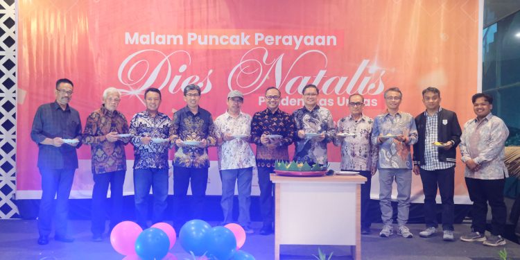 Foto bersama usai pemotongan tumpeng sebagai simbolisasi perayaan ulang tahun di Unhas Hotel & Convention. Foto: IDENTITAS/Andi Nadya Tenrisulung.