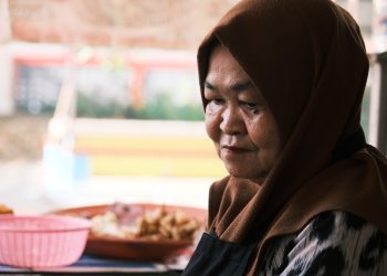 Wanita paruh baya yang telah menjadi pedagang di Kantin Sospol selama puluhan tahun