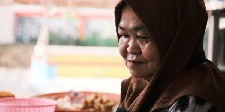 Wanita paruh baya yang telah menjadi pedagang di Kantin Sospol selama puluhan tahun