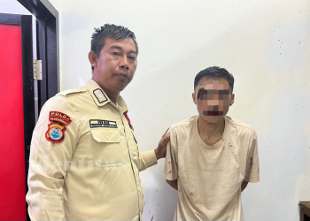 Pelaku pencurian helm (kanan) yang berhasil diamankan Satpam Unhas, Kamis (4/12). Foto: IDENTITAS/CPRS