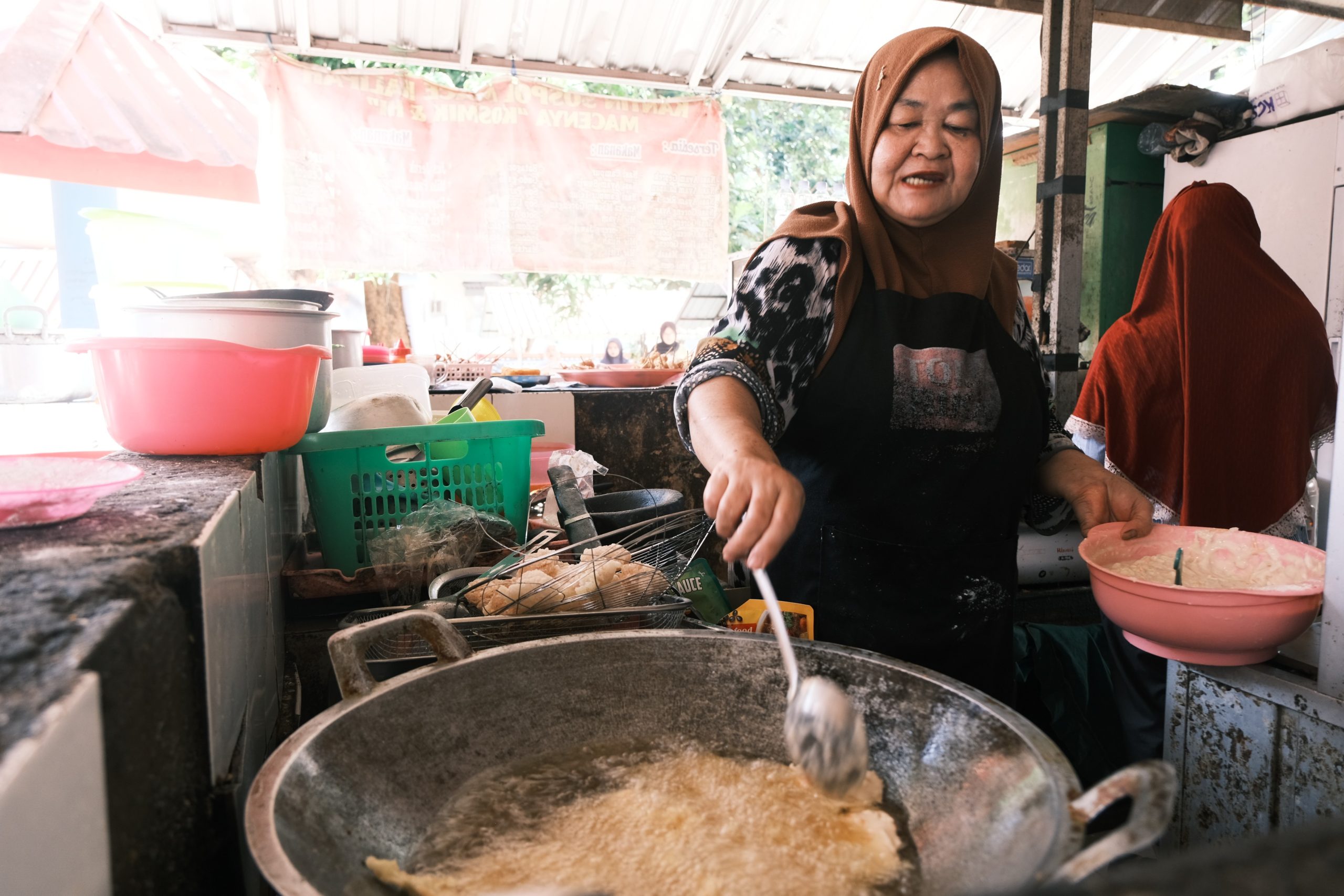 Proses menggoreng bakwan sayur yang dibanderol 1000_1 buah
