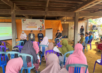 Fakultas Vokasi Unhas berkolaborasi dengan Yayasan Gugah Nurani Indonesia melaksanakan Diseminasi Modul Good Agricultural Practices (GAP) dan Training of Trainer (ToT) bagi petani kopi di Desa Tobalu, Kabupaten Enrekang, Selasa (30/12). Foto: Dokumentasi pribadi.