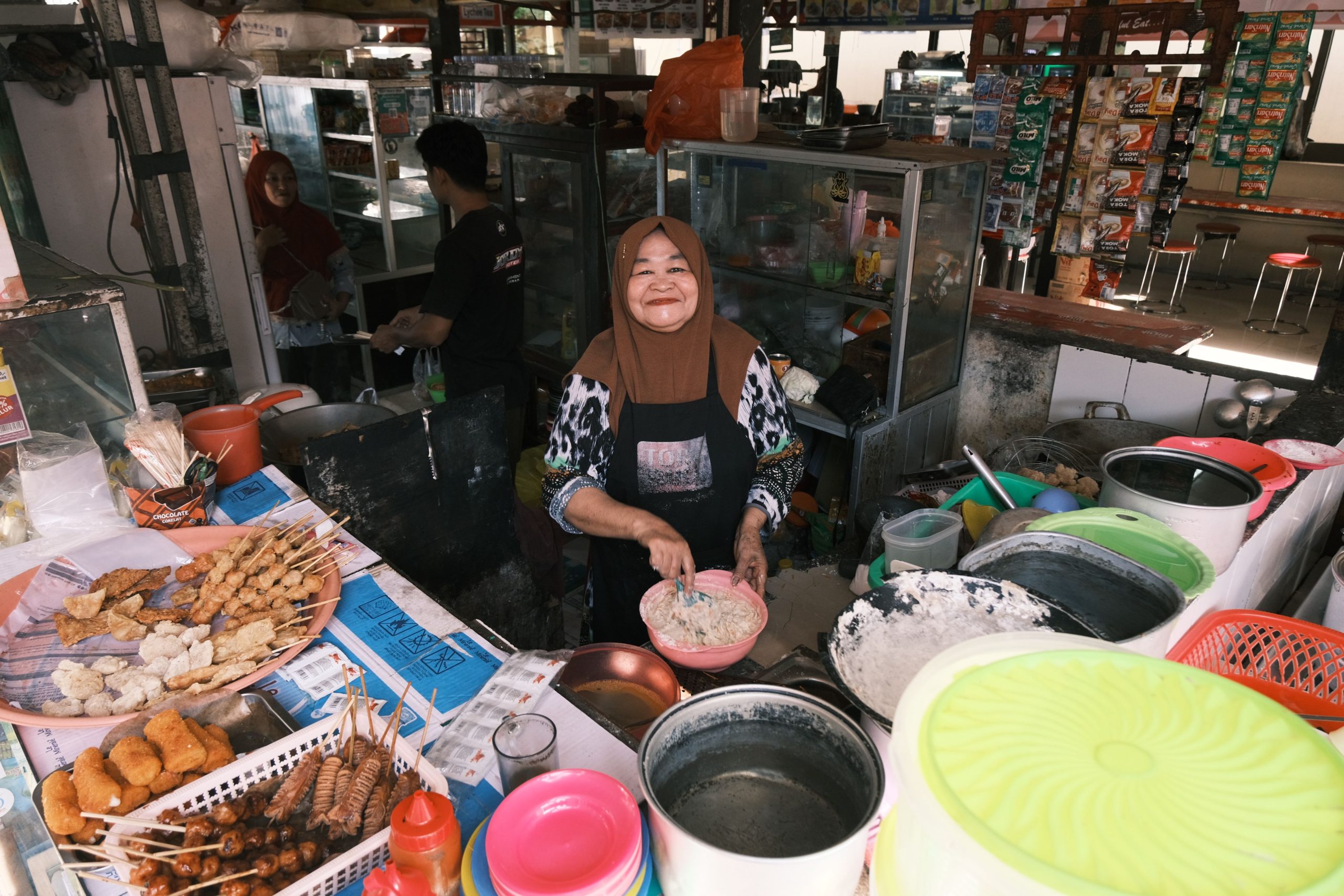 Sudut kantin yang begitu padat dengan jajanan dan peralatan Mace Indah