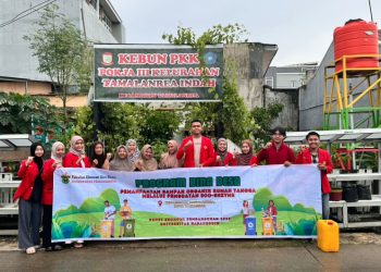 Foto bersama tim Bina Desa FEB Unhas dengan warga setempat. Foto: Dokumentasi Pribadi