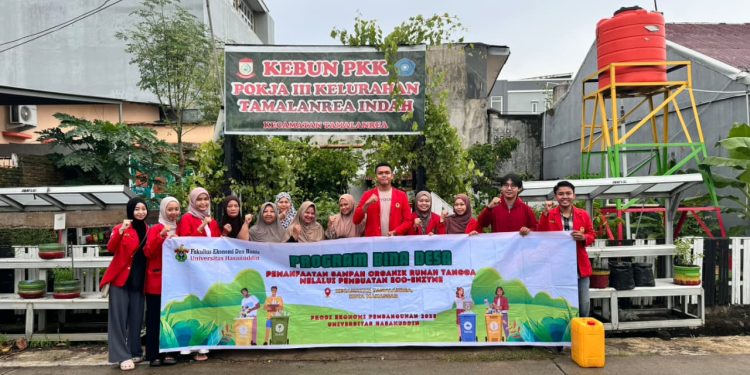 Foto bersama tim Bina Desa FEB Unhas dengan warga setempat. Foto: Dokumentasi Pribadi