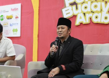 Pemateri, Dr H Andi Abdul Hamzah Lc MA, saat menyampaikan materinya Seminar Bahasa dan Budaya Dunia Arab di Aula Prof. Mattulada, Senin (01/12). Foto: IDENTITAS/MUTIA AULIA.
