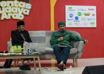 Dr Syamsul Bahri Abd Hamid Lc MA (kanan) saat memaparkan materi pada Seminar Bahasa dan Budaya Arab yang diselenggarakan Himab di Aula Prof Mattulada, Senin (1/12). Foto: IDENTITAS/Mutia Aulia