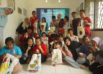 Beswan KSE Unhas dengan anak-anak Down Syndrome pada kegiatan Crafting Hope di Sekretariat KOADS, Minggu (30/11). Foto: Dokumentasi Pribadi.