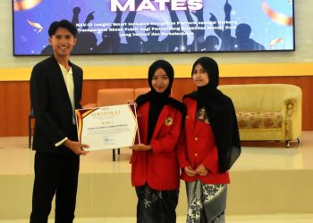 Artika Sari Supardy dan Andi Naimah Al-Amin saat menerima Sertifikat juara kedua dalam ajang Govercy Competitioon 4.0 oleh HIMASTAN Unesa, Sabtu (29/11). Foto: Dokumentasi Pribadi