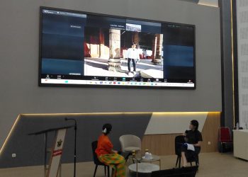 Li Xiao Fang (Zoom Meeting) saat menjelaskan filosofi bangunan kuno di Kota Fenchang, Selasa (2/12). Foto: IDENTITAS/ Fitriani Andini