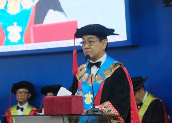 Rektor Universitas Hasanuddin, Prof Dr Ir Jamaluddin Jompa Msc, memberikan sambutan pada Upacara Pengukuhan Guru Besar Unhas, Selasa (2/12). Foto: IDENTITAS/Masyita