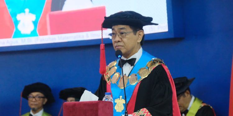 Rektor Universitas Hasanuddin, Prof Dr Ir Jamaluddin Jompa Msc, memberikan sambutan pada Upacara Pengukuhan Guru Besar Unhas, Selasa (2/12). Foto: IDENTITAS/Masyita