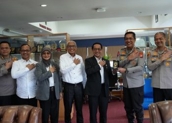 Foto bersama pada saat kunjungan oleh Kapolda Sulsel kepada Universitas Hasanuddin di Lt. 8 Rektorat Unhas, Selasa (02/12). Foto: Dokumentasi Pribadi