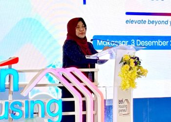 Rahmayati memberikan sambutan di kegiatan BTN Housing Preneur 2025 yang digelar di Grand Ballroom Unhas Hotel & Convention, Rabu (03/12). Foto: IDENTITAS/Fathimah Nur Khalidah Rahman