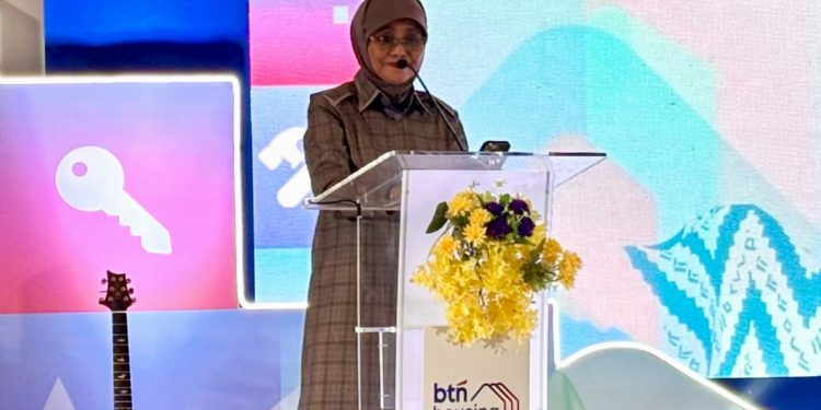 WR III Unhas, Prof Farida memberikan sambutan pada kegiatan BTN Housing Preneur 2025 di Grand Ballroom Unhas Hotel and Convention, Rabu (03/12). Foto: IDENTITAS/Fathimah Nur Khalidah Rahman
