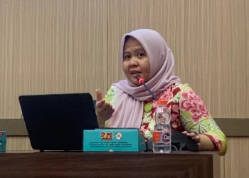 Dosen Ilmu Ekonomi FEB Unhas, Dr Mirzalina Zainal SE MS ketika menanggapi Diseminasi Hasil Analisis Ke-2 Badan Kebijakan Perdagangan di Aula Prof Latanro Gedung Pascasarjana FEB, Kamis (04/12). Foto: IDENTITAS/Fathimah Nur Khalidah Rahman