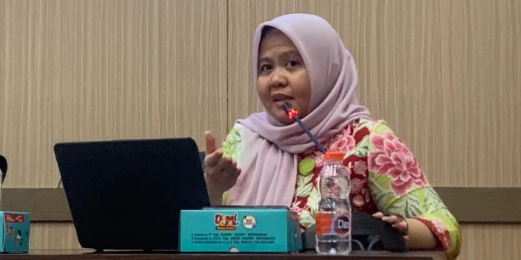Dosen Ilmu Ekonomi FEB Unhas, Dr Mirzalina Zainal SE MS ketika menanggapi Diseminasi Hasil Analisis Ke-2 Badan Kebijakan Perdagangan di Aula Prof Latanro Gedung Pascasarjana FEB, Kamis (04/12). Foto: IDENTITAS/Fathimah Nur Khalidah Rahman