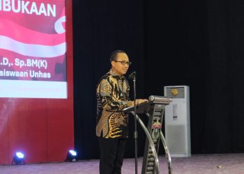 WR I Unhas saat memberi sambutan pada kegiatan Dialog Kebangsaan FIB Unhas yang berlangsung di Baruga Andi Pangerang Pettarani, Sabtu (06/12). Foto: IDENTITAS/An-Nisa Ramadhina Andini