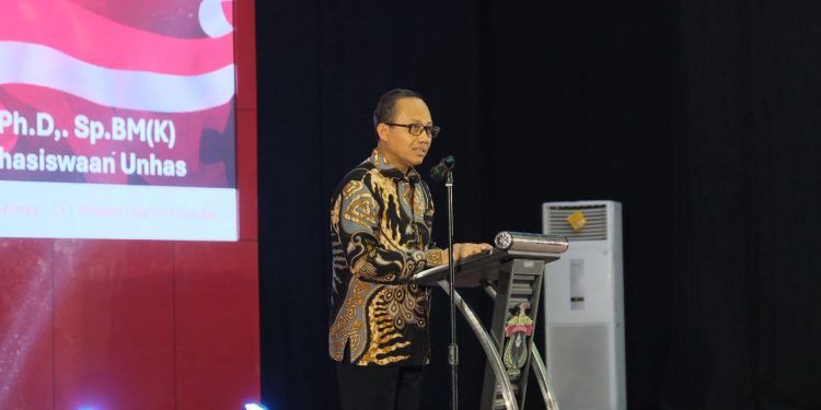 WR I Unhas saat memberi sambutan pada kegiatan Dialog Kebangsaan FIB Unhas yang berlangsung di Baruga Andi Pangerang Pettarani, Sabtu (06/12). Foto: IDENTITAS/An-Nisa Ramadhina Andini