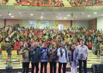 Foto bersama pasca pembukaan Dialog Kebangsaan Dies Natalis ke-65 di Baruga Andi Pangerang Pettarani Unhas, Sabtu (06/12). Foto: IDENTITAS/Syahrial