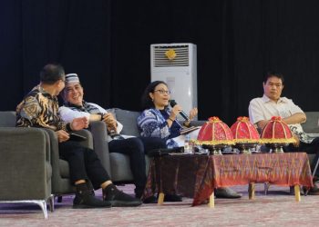 Dr Antarini Arna SH LLM saat menjadi pembicara pada Dialog Kebangsaan dalam rangka Dies Natalis ke-65 FIB Unhas yang berlangsung di Baruga AP Pettarani Unhas, Sabtu (06/12). Foto: IDENTITAS/Syahrial.