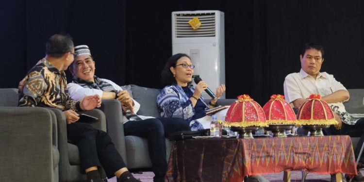 Dr Antarini Arna SH LLM saat menjadi pembicara pada Dialog Kebangsaan dalam rangka Dies Natalis ke-65 FIB Unhas yang berlangsung di Baruga AP Pettarani Unhas, Sabtu (06/12). Foto: IDENTITAS/Syahrial.