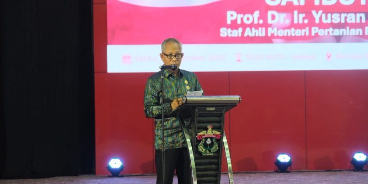 Staf Ahli Menteri Pertanian RI saat memberikan sambutan pada Dialog Kebangsaan FIB Unhas di Baruga AP Pettarani, Sabtu, (6/12). Foto: IDENTITAS/ An-Nisa Ramadhina Andini
