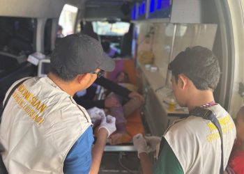 Tim medis memberikaan tindakan medis di mobile obstetri. Foto: Dokumentasi Pribadi