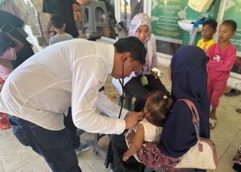 Tim Medis saat melakukan pemeriksaan tanda-tanda vital pascabencana. Foto: Dokumentasi Pribadi