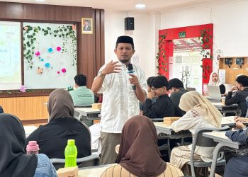 Kaprodi Psikologi FK Unhas, Dr Ichlas Nanang Afandi S Psi MA ketika menjadi narasumber pada kegiatan Pesantren Kilat (Peskil) 2025 di RK GA 307 FK Unhas, Minggu (07/12). Foto: IDENTITAS/Fathimah Nur Khalidah Rahman