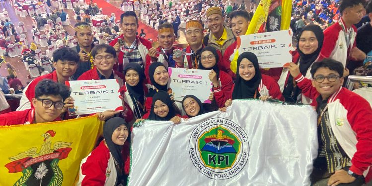 Tim SIPATOKKONG Unhas berhasil meraih 3 juara pada ajang Abdidaya Program Penguatan Kapasitas Organisasi Kemahasiswaan (PPK Ormawa) 2025 di Universitas Muhammadiyah Malang (UMM), Jawa Timur, Kamis-Sabtu (4-6/12). Foto : Dokumentasi Pribadi.
