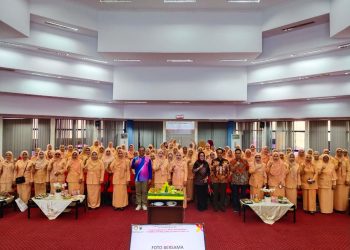 Sesi foto bersama Rektor Unhas dengan angggota DWP Unhas di Aula Gedung LPPM Unhas, Minggu (07/12). Foto: Dokumentasi Pribadi