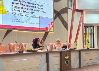 Prof Dr Dwia Aries Tina Pulubuhu MA saat memaparkan materi di hari peringatan HUT DWP Unhas di Aula Gedung LPPM Unhas, Minggu (07/12).