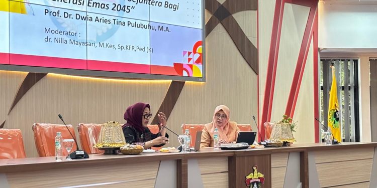 Prof Dr Dwia Aries Tina Pulubuhu MA saat memaparkan materi di hari peringatan HUT DWP Unhas di Aula Gedung LPPM Unhas, Minggu (07/12).