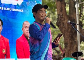 Rektor Universitas Hasanuddin, Prof Jamaluddin Jompa Msc, saat memberikan sambutan pada Funwalk Dies Natalis FIB Unhas, Minggu (7/12). Foto: IDENTITAS/Suci Aulia Tenri Ajeng.