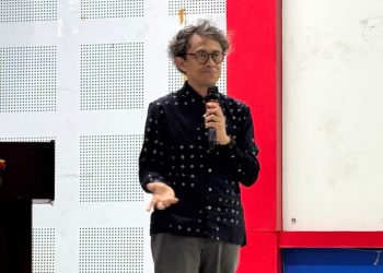 Sutradara sekaligus Pendiri Rumata Artspace, Riri Riza saat menjadi narasumber pada kegiatan Seminar Film dalam Rangka Dies Natalis ke-65 FIB Unhas yang berlangsung di Aula Prof Mattulada FIB Unhas, Minggu (07/12). Foto: IDENTITAS/Suci Aulia Tenri Ajeng