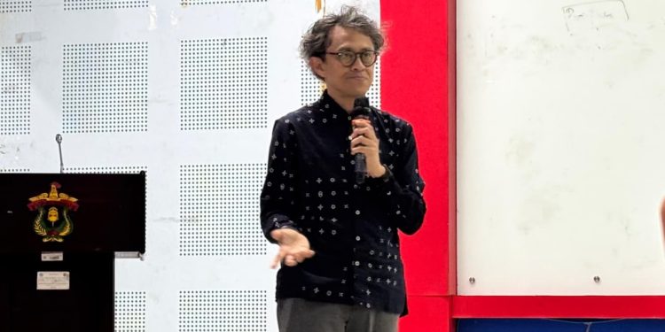 Sutradara sekaligus Pendiri Rumata Artspace, Riri Riza saat menjadi narasumber pada kegiatan Seminar Film dalam Rangka Dies Natalis ke-65 FIB Unhas yang berlangsung di Aula Prof Mattulada FIB Unhas, Minggu (07/12). Foto: IDENTITAS/Suci Aulia Tenri Ajeng