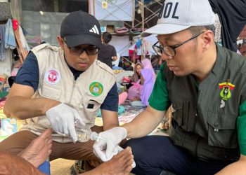 Tim Medis Unhas saat melakukan penangan kepad korban bencana Aceh. Foto: Dokumentasi Pribadi