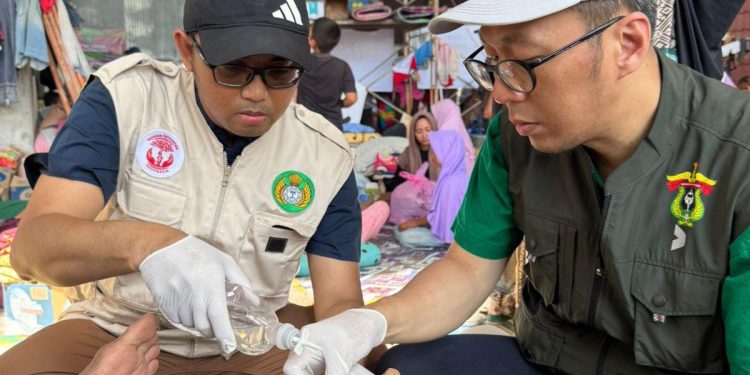 Tim Medis Unhas saat melakukan penangan kepad korban bencana Aceh. Foto: Dokumentasi Pribadi