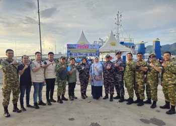 Tim gabungan misi kemanusiaan di KRI Radjiman melaksanakan bakti kesehatan di Kota Sibolga, Senin (8/12). Foto: Dokumentasi Pribadi.
