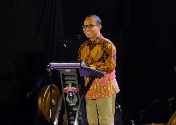 WR I Unhas saat memberikan sambutan pada pegelaran Pakarena 17 UKM Senitari yang berlangsung di Baruga Andi Pangerang Pettarani, Minggu (7/12). Foto: IDENTITAS/Fathimah Nur Khalidah Rahman.