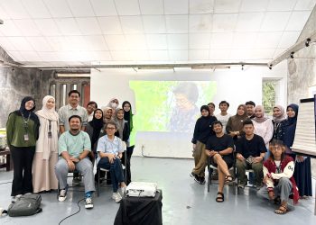 Tim produksi film dokumenter FIB Unhas bersama Riri Riza saat mengikuti workshop di Rumata’ Artspace, Senin (08/12). Foto: Dokumentasi Pribadi