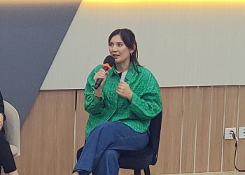 Hannah Al Rashid saat talkshow pada kegiatan Gramedia Goes to Campus yang diselenggarakan di Arsjad Rasjid Lecture Theater Unhas, Senin (08/12). Foto: IDENTITAS/Andi Nadya Tenrisulung