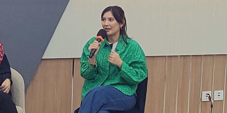 Hannah Al Rashid saat talkshow pada kegiatan Gramedia Goes to Campus yang diselenggarakan di Arsjad Rasjid Lecture Theater Unhas, Senin (08/12). Foto: IDENTITAS/Andi Nadya Tenrisulung