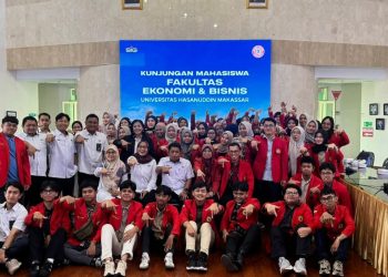 Foto bersama para peserta dan pemangku kepentingan PT Semen Tonasa pada Kunjungan Industri Kantor Pusat PT Semen Tonasa, Senin (08/12). Foto: Dokumentasi Pribadi