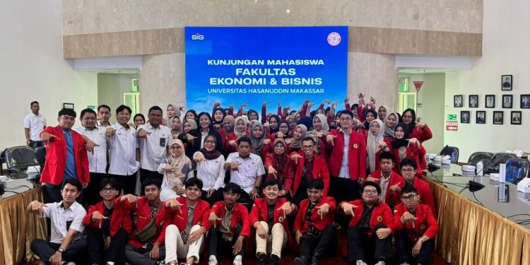 Foto bersama para peserta dan pemangku kepentingan PT Semen Tonasa pada Kunjungan Industri Kantor Pusat PT Semen Tonasa, Senin (08/12). Foto: Dokumentasi Pribadi