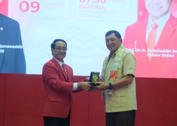 Rektor Unhas saat memberikan cenderamata kepada Menhan RI, Jenderal TNI (Purn) Dr Sjafrie Sjamsoeddin MBA, Selasa (09/10). Foto: IDENTITAS/Syahrial.